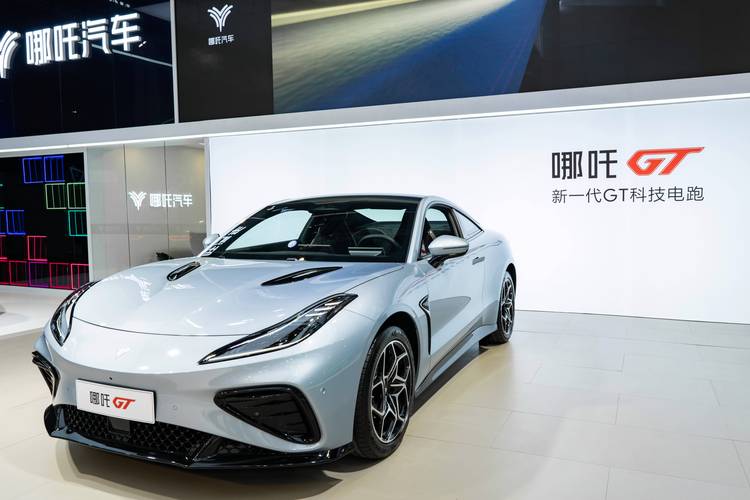 惠州228哪吒汽车在智能汽车领域的表现，领途汽车在新能源汽车市场中的影响力